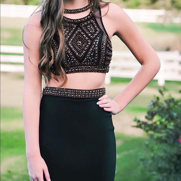 Faviana Dresses & Skirts - FAVIANA 2 PIECE DRESS